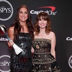 Linda Cardellini Instagram - The #espys !! I was honored to present @alexmorgan13 with the ESPY for Best Female Athlete 🏆 last night, AND I got to meet some of the @uswnt 🤩 BEST TEAM! 🏆
Thanks for the backstage pic @tobinheath @lavellerose & @malpugh 🎉⭐️🇺🇸💪🏼
#equalpay #nwsl