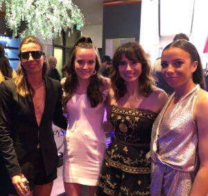 Linda Cardellini Instagram - The #espys !! I was honored to present @alexmorgan13 with the ESPY for Best Female Athlete 🏆 last night, AND I got to meet some of the @uswnt 🤩 BEST TEAM! 🏆
Thanks for the backstage pic @tobinheath @lavellerose & @malpugh 🎉⭐️🇺🇸💪🏼
#equalpay #nwsl