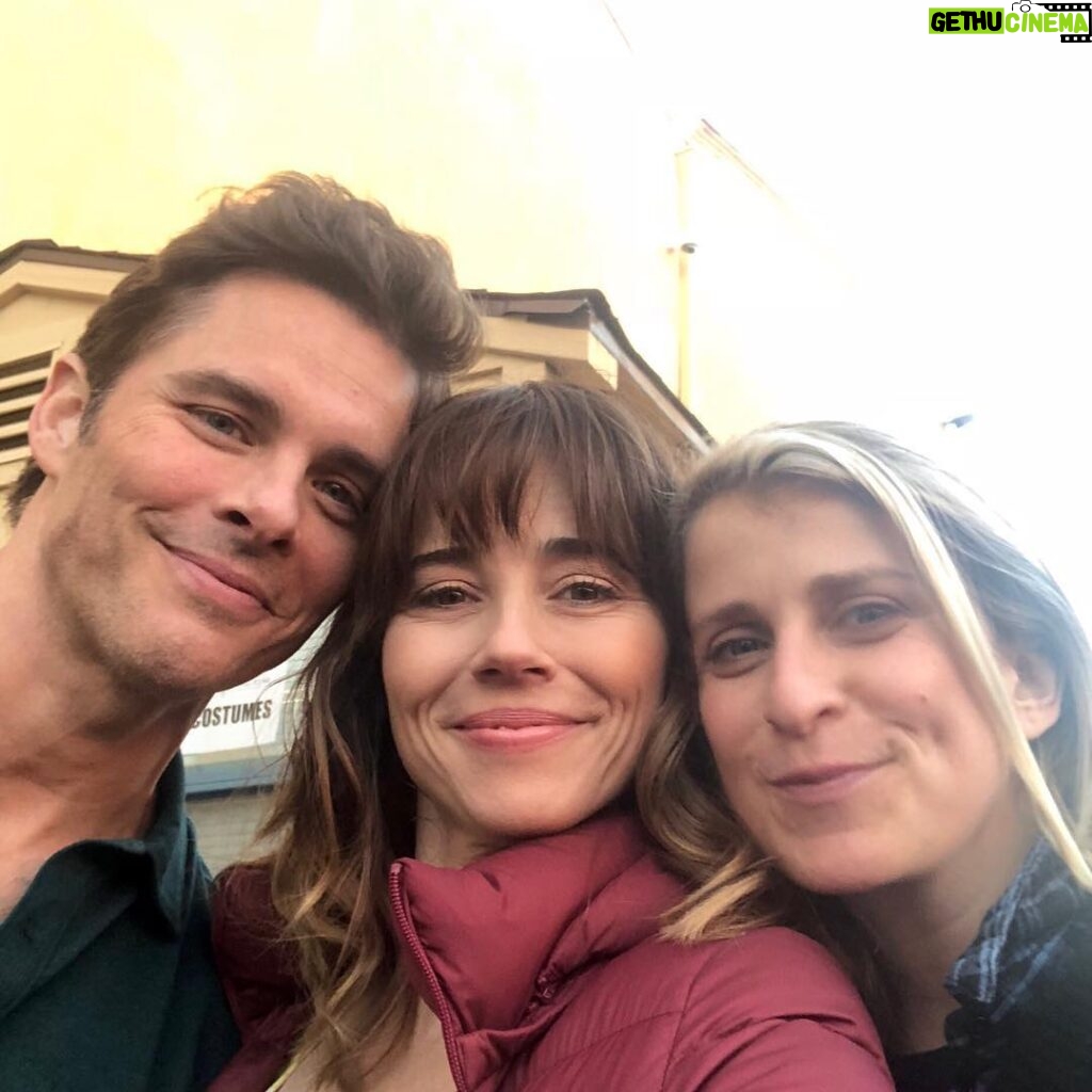 Linda Cardellini Instagram - Good times with @james_marsden and @thelizfeldman on the set of #deadtome 💗@netflix 💥 💥💥