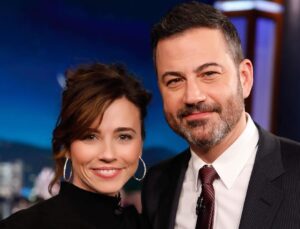 Linda Cardellini Instagram - Thank you @jimmykimmel for all of the laughs last night! @jimmykimmellive  #abc #kimmel #lallorona 🖤#bonechillers 🤣