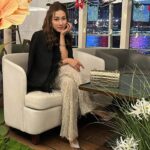 Linda Chung Instagram - Sending you joy, love and many blessings during this Christmas season. Merry Christmas! 🎄✨🎅✨🎁 Jumpsuit @LeeGrebenau @bridalistic_official Jacket and bag @MICHAELKORS #MICHAELKORSHK #TRIBECAbag Jewelries @davidyurman Shoes @louboutinworld Stylist @sarona_lo Hair @jameslee_hair Makeup @littlewhite_makeup