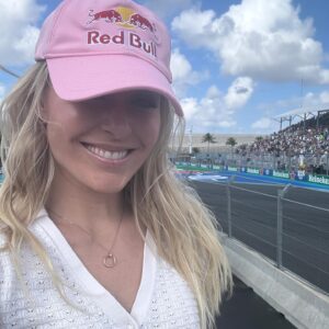 Lindsey Vonn Instagram - I may be biased bc I live here but @f1mia knows how to put on an exciting race!! Always great to hang with the @redbullracing crew, thank you for the hospitality 🫶🏻. Congrats to @maxverstappen1 on another podium and @landonorris on your first win! 
Also great to run into my teammate @bellswright ❤️ downhill skiers love anything that goes fast 😉