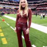 Lindsey Vonn Instagram - Super Bowl Recap- -What a game! Congrats to the @chiefs and @patrickmahomes on the OT victory! Bummed for the @49ers, and even though @christianmccaffrey set some new records (first player to get 75 rushing and 75 receiving yards in a SB) it unfortunately still wasn’t enough to get the W. -enjoyed the @nfl pre game interview with @staceydales, who is always 🎯 -The half time show was A-mazing! @usher crushed it and loved all the bonus performances by @aliciakeys @hermusicofficial @ludacris etc. -It was great to see @shaq again. Haven’t seen him since the SB in NJ. -Saw Mr. Shanahan, who I met years ago when I moved to Colorado and watched him lead the @broncos to win the SB. Legend. And I’m a sucker for family stories. @christianmccaffrey ‘s family story is also incredible. -thx @commanders for hosting me ❤️ -And finally, I walked almost 14 miles in high heels. I think that’s a new personal record for me. Happy to be home now with my dogs icing my knees and putting some cream on all my blisters lol. Until next year @nfl ✌🏻