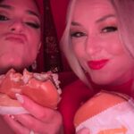 Lindsey Vonn Instagram - Date night with my fav ❤️ @ashleygraham 💃🏼💃🏼 @vanityfair we came, we saw, we ate burgers… 🍔💪🏻 #VFOscars #VanityFairOscarParty @gettyentertainment