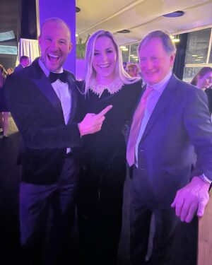 Lindsey Vonn Instagram - Missing Kitzbühel this year…but these memories will stay with me forever… from cheering on my teammates 🇺🇸 with my family, to hanging with @schwarzenegger and @akilde in the finish (miss you this year Alex-heal fast!), hanging with the great @asvindal and Franz Klammer, to skiing the Streif last year at night (and my Dad falling asleep at the start of it 🤦🏼‍♀️😂)… it’s one of the greatest ski races in the world!!! Wishing all the competitors lots of luck! XO 💪🏻🩵⛷️