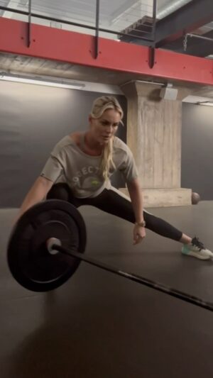 Lindsey Vonn Instagram - It’s time to reset, recharge, and go hard. 💪🏻 Super pumped that the new @ProjectRock collection is available tomorrow at 8AM PT/11AM ET 🔥 LFG

@UnderArmour
@UnderArmourWomen
#ProjectRock
#EverySideOfStrong