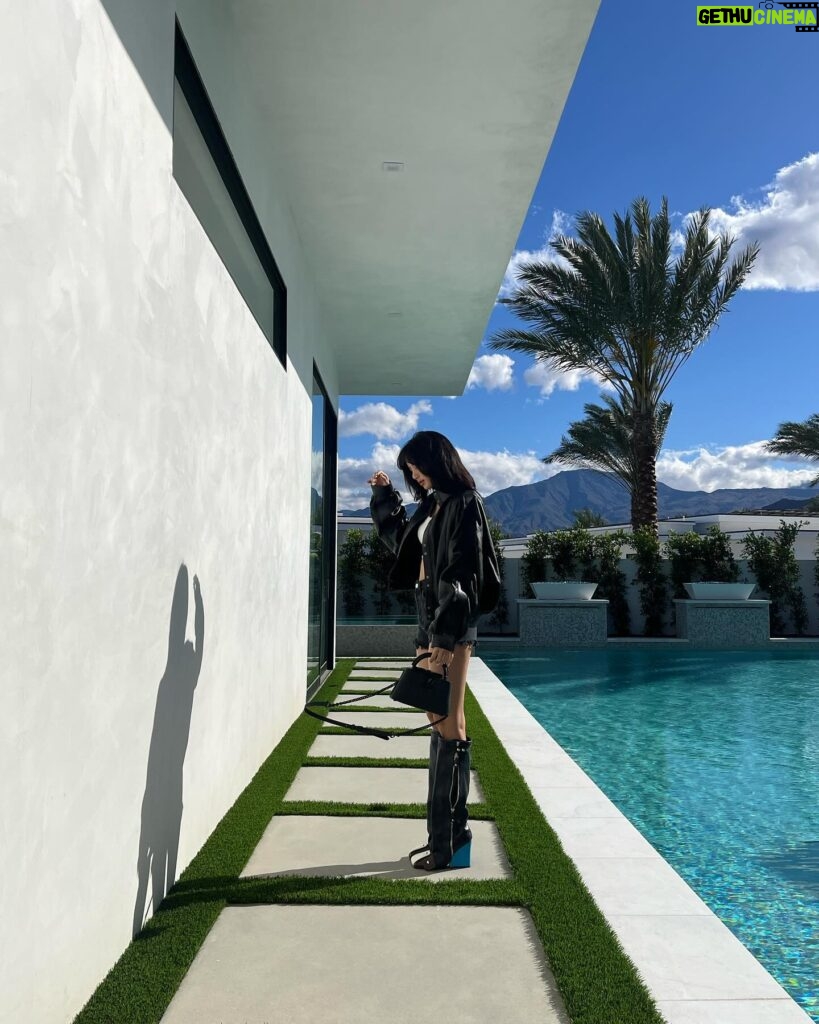 Lisa Instagram - Good to be back in Coachella ☀