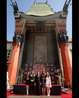 Lisa Marie Presley Instagram - My family and I are so truly honored and grateful to have been asked to put our handprints in such an incredible and historic place together @chinesetheatres on @hwdwalkoffame 🖐️💙

Thank You @wbpictures @elvismovie @bazluhrmann @austinbutler  #elvismovie