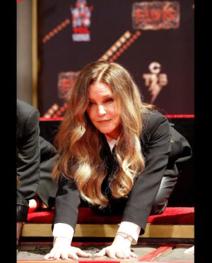 Lisa Marie Presley Instagram - My family and I are so truly honored and grateful to have been asked to put our handprints in such an incredible and historic place together @chinesetheatres on @hwdwalkoffame 🖐️💙

Thank You @wbpictures @elvismovie @bazluhrmann @austinbutler  #elvismovie