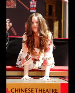 Lisa Marie Presley Instagram - My family and I are so truly honored and grateful to have been asked to put our handprints in such an incredible and historic place together @chinesetheatres on @hwdwalkoffame 🖐️💙

Thank You @wbpictures @elvismovie @bazluhrmann @austinbutler  #elvismovie
