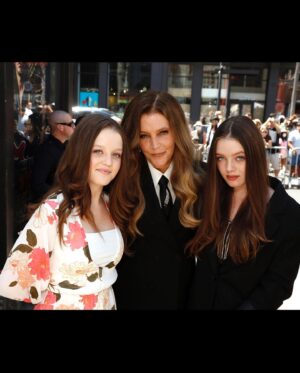Lisa Marie Presley Instagram - My family and I are so truly honored and grateful to have been asked to put our handprints in such an incredible and historic place together @chinesetheatres on @hwdwalkoffame 🖐️💙

Thank You @wbpictures @elvismovie @bazluhrmann @austinbutler  #elvismovie