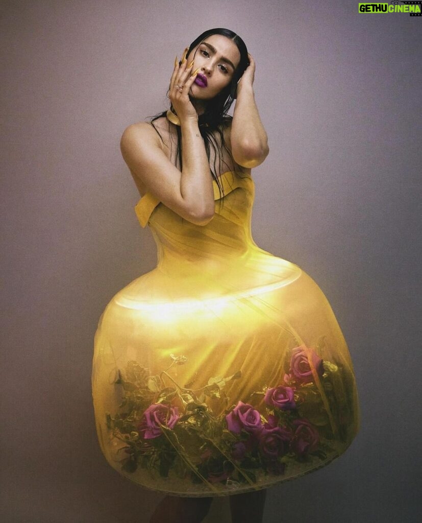 Lisa Rinna Instagram - GO AMELIA GRAY! 🌸🌼💛💐 @ameliagray attends the 2024 #MetGala ‘Sleeping Beauties: Re-Awakening Fashion - Garden Of Time’ wearing @undercover_lab @messika @alexandrebirman. Photographed @gregswalesart. Hair @jakegallagherhair. Makeup @ttmakarova. Nails @nailsbymei. #AmeliaGray #Undercover