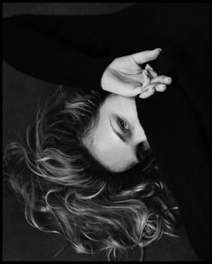 Lisa Vicari Instagram - rofnl
[accronmym: rolling on floor not laughing]

🙃

photographer: @valeria.mitelman.photo
