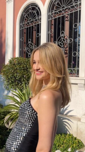 Lisa Vicari Instagram - A Dream come true to visit  @labiennale 🌹 
thank you @armanibeauty 

Hair & #Makeup by @philippverheyen 

#Venezia80 #Armanibeauty