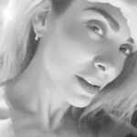 Lisset Instagram - Llega una a una edad en el que la paciencia se agota, por lo menos para algunas cosas, no me da la gana perder más el tiempo con aquello que me desagrada o me hiere. No tengo paciencia para el cinismo, críticas en exceso, y exigencias de cualquier naturaleza. Perdí la voluntad de agradar a quien no agrado, de amar a quien no me ama y de sonreír a quien no me quiere sonreír. Ya no dedico un minuto a quien miente o quiere manipular. Decidí no convivir más con la pretensión, elogios baratos, hipocresía y deshonestidad. Me desagrada la deslealtad y la traición! No me llevo bien con quien no sabe elogiar o incentivar. Y no tengo paciencia para quien no merece mi paciencia. MS🖤