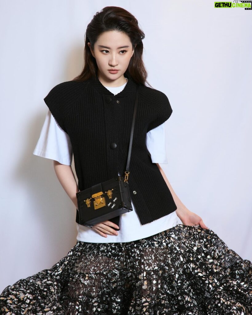 Liu Yifei Instagram - 👗😎 @louisvuitton @NicolasGhesquiere #LVVOYAGER #LVPREFALL24 #NicolasGhesquiere #LouisVuitton