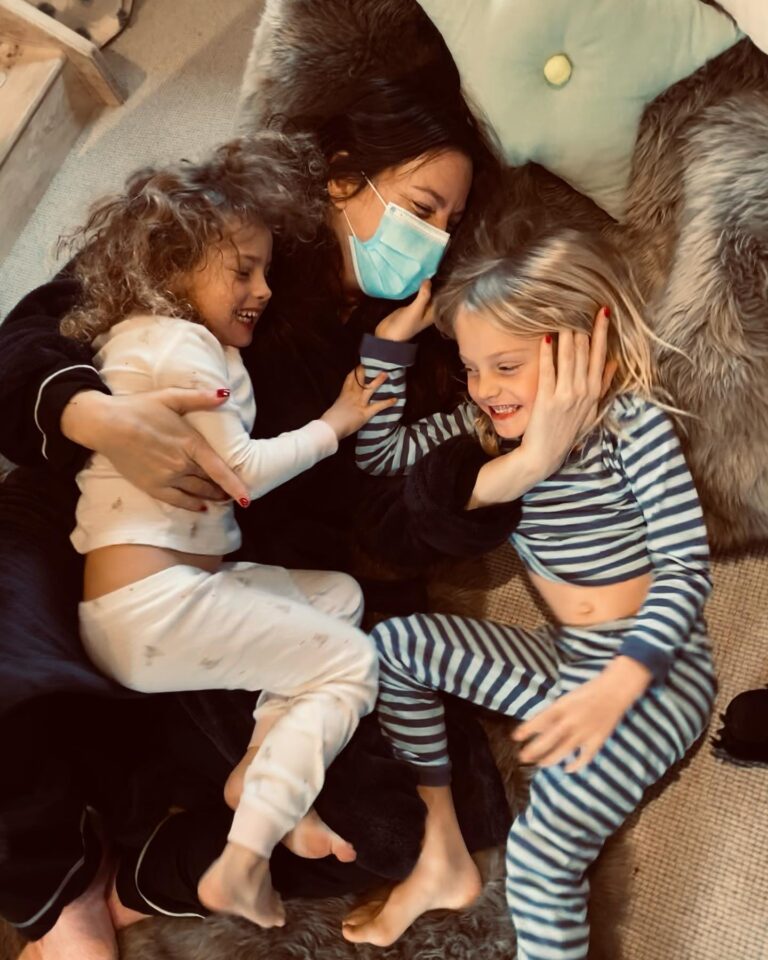 Liv Tyler Instagram - Reunited with my loves ... what a wild 2 weeks 🙈🦠🧤😷Im such a private and shy person and usually don’t share such things but this is a big one and i feel we all need to share our stories, to share information , to gather facts and awareness and mostly to know we are not alone in this. I tested positive for covid 19 on New Year’s Eve day. Shit I had made it all the way through 2020 keeping myself and my family safe. Doing everything i could to protect my wolf pack and follow the rules to protect others. Suddenly on The morn of the last day of 2020... boom it took me down. It comes on fast, like a locomotive. Owchie. With it Feelings of fear , shame and guilt swirling through you , who could you have gotten it from and who could you have infected...Terrifying. Luckily the rest of my family and bubble were negative 🙏🏽 There are so many strange elements to this sickness. It affects everyone so completely differently. I was so lucky and had corona light🍺 as my momma @realbebebuell called it 🤣 but It floored me for 10 days in my bed. There is the physical aspects but also emotional and psychological ones too. It F’s with your body and mind equally. Everyday different. Being isolated in a room alone for 10 days is trippy to say the least. Waking up to news of our capital being under attack. Was it real or the twilight zone? Ohhh no it was real!!! 😱 the first days of 2021 have been scary for everyone in the world. The unknown so great. I missed My babies beyond but they visited my window and called up to me and I watch them play outside. Such a gift. They sent little messages and drawings under my door. Reminders of what’s on the other side. What to get better for. I am so grateful to be through it and spent my days alone praying and beaming love to all who are effected and suffering from this. Those who are working tirelessly to protect and care for others. Thank you. We are all connected through this experience. I am Humbled and filled with gratitude . to be well , a gift and beaming love and light to all those who have left this world because of this virus and those who are suffering . Sending love and imaginary universal hugs to all .