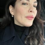 Liv Tyler Instagram – 🌷🌷Morning Monday 🌷🌷
Some days momma’s gotta pull it together and pretend to be the HBIC. Though it doesn’t feel that way 🙈😂🤪 
Mondays a good beginning … to try your best.