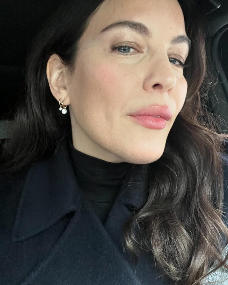 Liv Tyler Instagram - 🌷🌷Morning Monday 🌷🌷 Some days momma’s gotta pull it together and pretend to be the HBIC. Though it doesn’t feel that way 🙈😂🤪 Mondays a good beginning … to try your best.