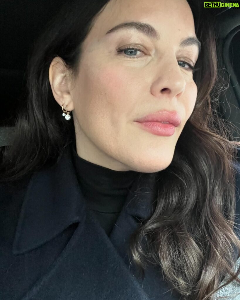 Liv Tyler Instagram - 🌷🌷Morning Monday 🌷🌷 Some days momma’s gotta pull it together and pretend to be the HBIC. Though it doesn’t feel that way 🙈😂🤪 Mondays a good beginning … to try your best.