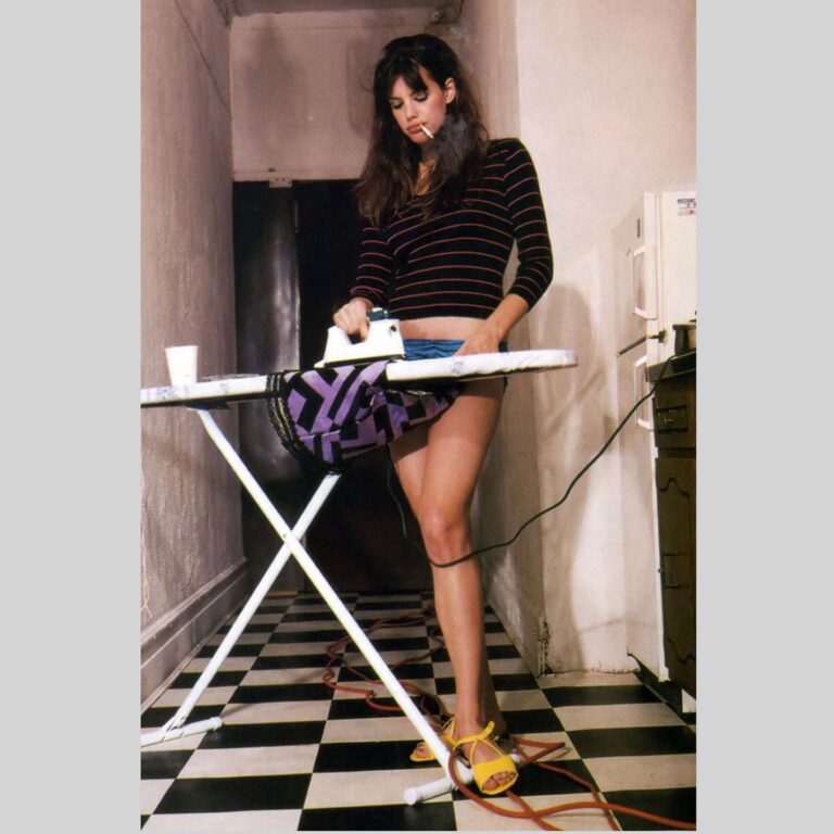 Liv Tyler Instagram - Oscar Sunday 2021 vibes 🥰 1996 NYC the Chelsea hotel ... @bettinarheims @thefacemagazine