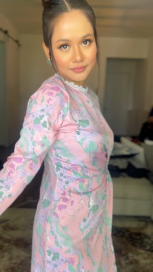 Liyana Jasmay Instagram - terus terbaring sebab baju ni cantik sgt from @petra.rtw 🌸 

#petralebaran2024
