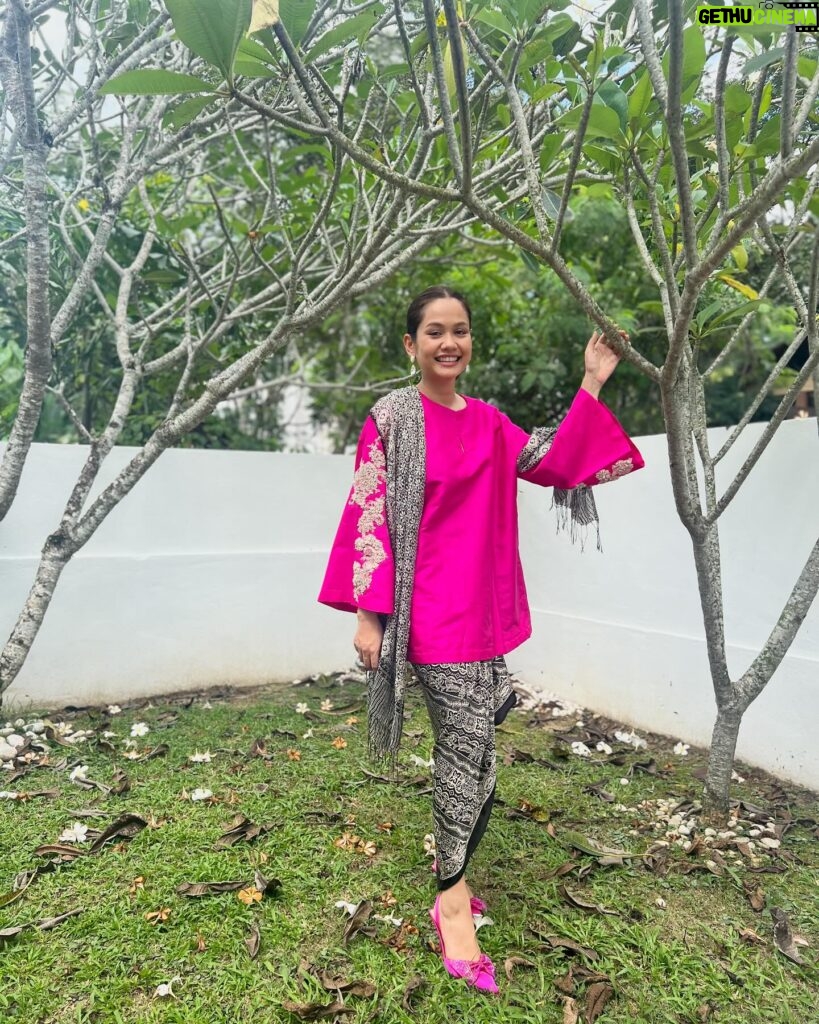 Liyana Jasmay Instagram - Baju dan kain from Datin Habsah. Angan angan nak jadi Datin Liyana🌸