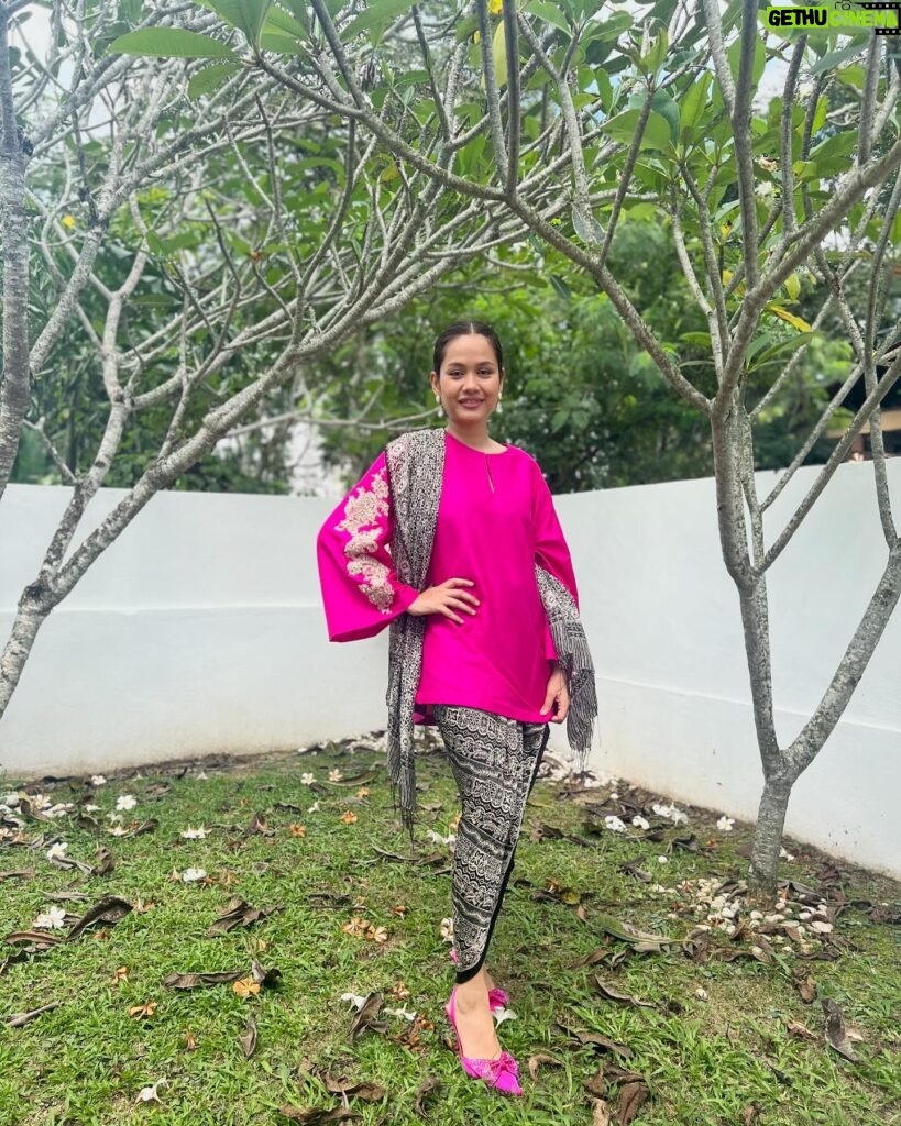 Liyana Jasmay Instagram - Baju dan kain from Datin Habsah. Angan angan nak jadi Datin Liyana🌸
