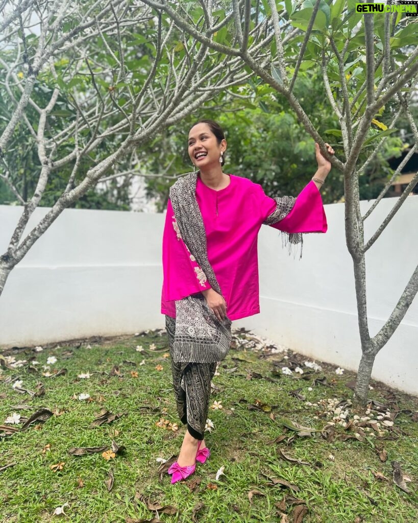 Liyana Jasmay Instagram - Baju dan kain from Datin Habsah. Angan angan nak jadi Datin Liyana🌸