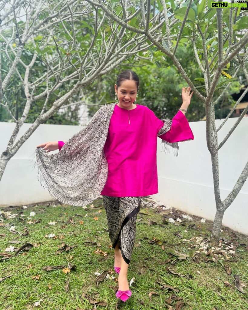 Liyana Jasmay Instagram - Baju dan kain from Datin Habsah. Angan angan nak jadi Datin Liyana🌸