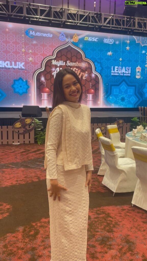 Liyana Jasmay Instagram - Raya lagi in this beautiful white kurung from @pu3designs Congratulations @multimedia_entertainment on the launch of two amazing films! Cant wait to watch it this year! Thank you @cheeang for having us tonight!
