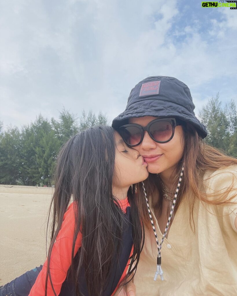Liyana Jasmay Instagram - The kiss that I will forever cherish🩷 From my baby daughter🌹
