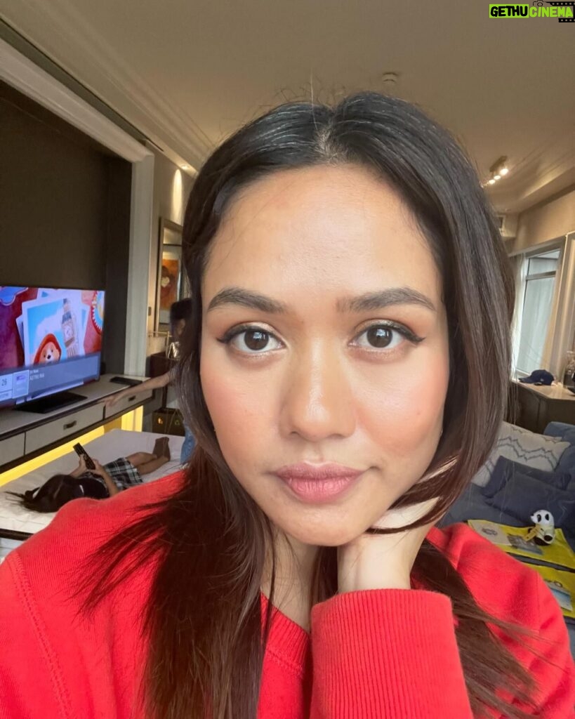 Liyana Jasmay Instagram - Lama tak selfies📸 Happy sikit sbb jawline mula muncul. Btw, I memang tak amik air manis dah dekat sebulan, ada cheat makan cake on friday and sikit2 sesuap dua ice cream. But kawalan utk diri harus tinggi utk mencapai weight idaman.