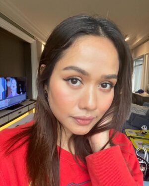 Liyana Jasmay Instagram - Lama tak selfies📸

Happy sikit sbb jawline mula muncul. Btw, I memang tak amik air manis dah dekat sebulan, ada cheat makan cake on friday and sikit2 sesuap dua ice cream. But kawalan utk diri harus tinggi utk mencapai weight idaman.