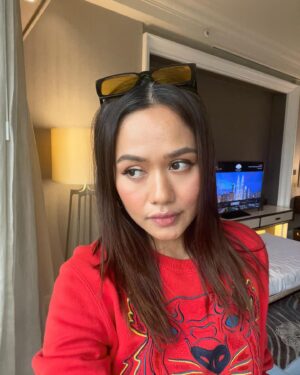 Liyana Jasmay Instagram - Lama tak selfies📸

Happy sikit sbb jawline mula muncul. Btw, I memang tak amik air manis dah dekat sebulan, ada cheat makan cake on friday and sikit2 sesuap dua ice cream. But kawalan utk diri harus tinggi utk mencapai weight idaman.