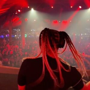 Liz Cambage Instagram - my first gig back in over a year and a half
god damn I’ve missed this 🥺💖 thank you @edc_lasvegas