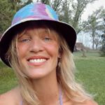 Liz Solari Instagram - Les deseo un Feliz, Luminoso, y Bendecido #2023 a toda la gente del bien. Traigamos el Cielo a la Tierra. Con Amor Liz 🙏🏻🌈🐾🌱🌎✨🥳 #GraciasDios #Feliz2023 #CaminodelCorazon