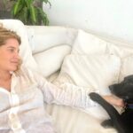 Liz Solari Instagram - “La mejor vida no es la mas larga, sino la mas rica en buenas acciones” Los perros son maestros del Amor Incondicional. Entregan sin limites, con paz, pura bondad y alegria infinita. Diariamente me topo con casas donde los dejan continuamente solos, tirados como cosas, los atan de forma continua, los meten en jaulas, les dan de comer cuando quieren. Lamentablemente también me topo con legisladores que les cuesta pensar y accionar en pos de que los animales dejen de ser considerados cosas. Muestran resistencia a colaborar con los cambios que la sociedad esta demandando. Municipios que en lugar de castrar que es su deber mandan los perros a las perreras a que se pudran en vida. Te pido por favor que vos hagas tu parte. Suma tu grano. Denuncia el maltrato. Tenemos una ley que los protege. Y hace todo lo que puedas para dejarlos fuera de tu plato. Tenemos el deber con de cuidar a los inocentes. El poder lo tenemos nosotros. Retomemoslo y cambiemos realidades. 🙏🏻❤️‍🔥🌎🐾✨ #AmorAnimal #MaltratoAnimal #GoVegan #Cuidadores #AdoptaNoCompres