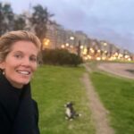 Liz Solari Instagram - ¡Hola Montevideo! Ya llegamos y va a ser nuestra casa por un buen tiempo mientras filmo una serie de la que poco puedo hablar pero estoy muyyy feliz de ser parte. ¡Allá vamos! 🙏🏻🎥🤩 ¡Ah! Si tienen tips de esta maravillosa ciudad bienvenidos son 😘