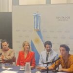 Liz Solari Instagram - ¡Celebramos la exitosa conferencia informativa y presentación oficial de @leysintientes en el Salón Blanco, Congreso de la Nación! de la mano de Philip Low (Neuroscientifico y Autor de la Declaración de Cambridge sobre la Conciencia), Juan Carlos Losada Vargas (Miembro de la Cámara de Representantes de Colombia), Máximo Mazzocco (Ambientalista y Fundador de EcoHouseGlobal) y sus Co-Creadores Liz Solari y Leonardo Barnabá. Agradecemos el acompañamiento de los diputados y senadores @leon_grosso @gcamano.oficial @manesfacundo @natisoutook @gladysgonzalezok @maria_sotolano @dinarezi @marialujan.rey La música llena de amor y conciencia de @coisla. La cálida presencia de un gran colectivo de ONG’s, medios de comunicación, y estrellas nacionales del entretenimiento. @candemolfese @fulopcatherine @melchorlez @escuderosilvina @ferdente Gracias al equipo de Sintientes.org @gracielafayt @krasnovp @alanmathieu17 @biancoabril_ @loliartusa @anitasanchezyano. A @dakshacocina @shivacocina a todos los anonimos que colaboraron generosamente para hacer este evento posible❣️ Llenos de fe, y determinación trabajaremos en equipo para que Sintientes sea Ley. . We celebrate the successful informative conference and official presentation of @leysintientes in the White Room, National Congress with Philip Low (Neuroscientist, Industrialist and Author of the Cambridge Declaration on Consciousness), Juan Carlos Losada Vargas (Member of the Colombian House of Representatives), Maximo Mazzocco (Environmentalist and Founder of @eco.house) and Sentient Law Co-Creators Liz Solari and Leonardo Barnaba. We thank the MP’s from all parties for coming supporting sentient law bill since it is destined to change the life of millions of animals in Argentina. Full of faith and determination, we will continue to work as a team till Sentient becomes a Law. 🙏🏻❤️🐾🌎✊🏼
