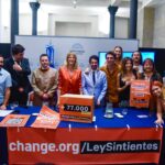 Liz Solari Instagram - Fue un 2023 lleno de pruebas. De grandes desafíos. Y hoy miré atrás y me sorprendí gratamente con los sólidos pasos que di este año. No hay espacio para todos en este carrete; aquí algunos que atesoro porque soy conciente que en este 2023 nacieron proyectos verdaderamente especiales en un año paradójicamente difícil en lo personal. Agradezco a Dios por todo. Es una bendición estar viva y usar mi tiempo, energía e influencia para co-crear luz en la Tierra en conjunto con seres que amo y admiro. 1- ¡Mi cara de felicidad es porque comencé finalmente a escribir mi libro! 2-Fundé El Movimiento Sintientes, e introdujimos @leysintientes en el Congreso de la Naciónz 3-Celebramos llenos de alegría con @maximomazzocco y @juancarloslosadavargas dos Guerreros de Luz que admiro y me inspiran diariamente. 4-¡Se lanzó Barra Brava globalmente en PrimeVideo con un gran éxito! Con Celeste mi personaje. 5- ¡Bakstage produciendo y dirigiendo un nuevo poderoso documental! 6- Traduje y le di mi voz al libro de mi amada Guía @cherchevalier_author “Las Verdades Ocultas de una Vidente Moderna” la secuela de "Los Secretos Ocultos de una Vidente Moderna” ya disponible en Amazon! 7- Traduje y le puse mi voz al mágico cuento para que los niños duerman en paz de mi querida hermana @smileymindskids “La Bailarina Estrellada”. Comparti parte de este trabajo con mi amado padre @eduardomiguelsolari que entre otras cosas es escritor y un gran poeta. 8-Impulse una recaudación desde Argentina para ayudar salvar 1000 búfalos junto a @ahimsa.santuariovaledarainha y Gracias a Dios y gracias medios como @econewses @plantbasednews y ayuda de ONGs y de todas las almas solidarias llegamos al objetivo! 9- Di varias charlas este año sobre veganismo y espiritualidad. Esta una charla y meditación guiada en @veg.fest el festival vegano más grande de Hispanoamérica. 10. Me despedí de un lugar en el mundo que me abrazó durante un buen tiempo y me nutrió el alma. ¡Ya puedo sentir lo emocionante, expansivo y las grande manifestaciones que va a traer este 2024! ¡Feliz 2024! Y recuerden. No hay límites. TODO ES POSIBLE CON DIOS LS 🙏🏻🌎🎉🐾❤️🧘‍♀️✨🌱✊🏼 #FelizAnoNuevo #Chau2023