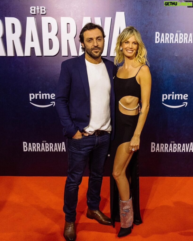 Liz Solari Instagram - Carrete de la Gran Premier de #Barrabrava ❤️‍🔥🎬💃 Gracias @jesusbraceras por confiar en mi para encarnar a Celeste. Felicitaciones a vos, a mis compañeros y a TODO el Gran equipo humano y de talentos que hizo esto posible. Y vos…Prepárate. 23 DE JUNIO @primevideolat Gracias a mi equipo de sueño: Look @_camilaromano St @natcecchinato H @nacholooezfagalde M @rikivalles Joyas @ciprianojoyas Cartera @rya.thelabel Botas @mono.fuk #Premier #TvSerie #PrimeVideo #LizSolari