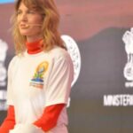 Liz Solari Instagram - Ayer tuve la alegría de dar una meditación guiada, de compartir mi experiencia con el yoga en el marco del #DiaInternacionalDelYoga invitada por la Embajada de la India y de compartir los libros #MeditacionesParaElPoderInterior y #MeditacionesParaUnViajeInterior junto a mi amada maestra espiritual @cherchevalier_author. Celebro el ncuentro @julian_weich @lauraazcurra @veronicavarano @agustinakampfer @bonaerense Gracias a @indembarg @ambdineshbhatia por la calidez, la amabilidad y la invitación. Llena de alegría y esperanza de saber que alrededor de 5000 personas formaron parte de un evento que llama a el desarrollo espiritual y el autoconocimiento. 🙏🏻🧘‍♀️✨ I had the joy to guide a meditation, share part of my life experience with Yoga as part of the #YogaInternationalDay and present #InnerPowerMeditations and #InnerJourneyMeditations books by my beloved spiritual Teacher @cherchevalier_author Thank you @ambdineshbhatia for your kind invitation and congratulations to the 5000 people that joined this celebration. @smileymindskids @clegg.judith 🙏🏻📚🧘‍♀️💪🏾 #Yoga #Meditacion #Paz