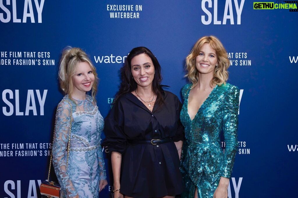 Liz Solari Instagram - Felices de presenciar la premiere de @slay.film ¡Gran trabajo equipo! Delighted to attend @slay.film Well done team! 🙏🏻🎬✨🥳