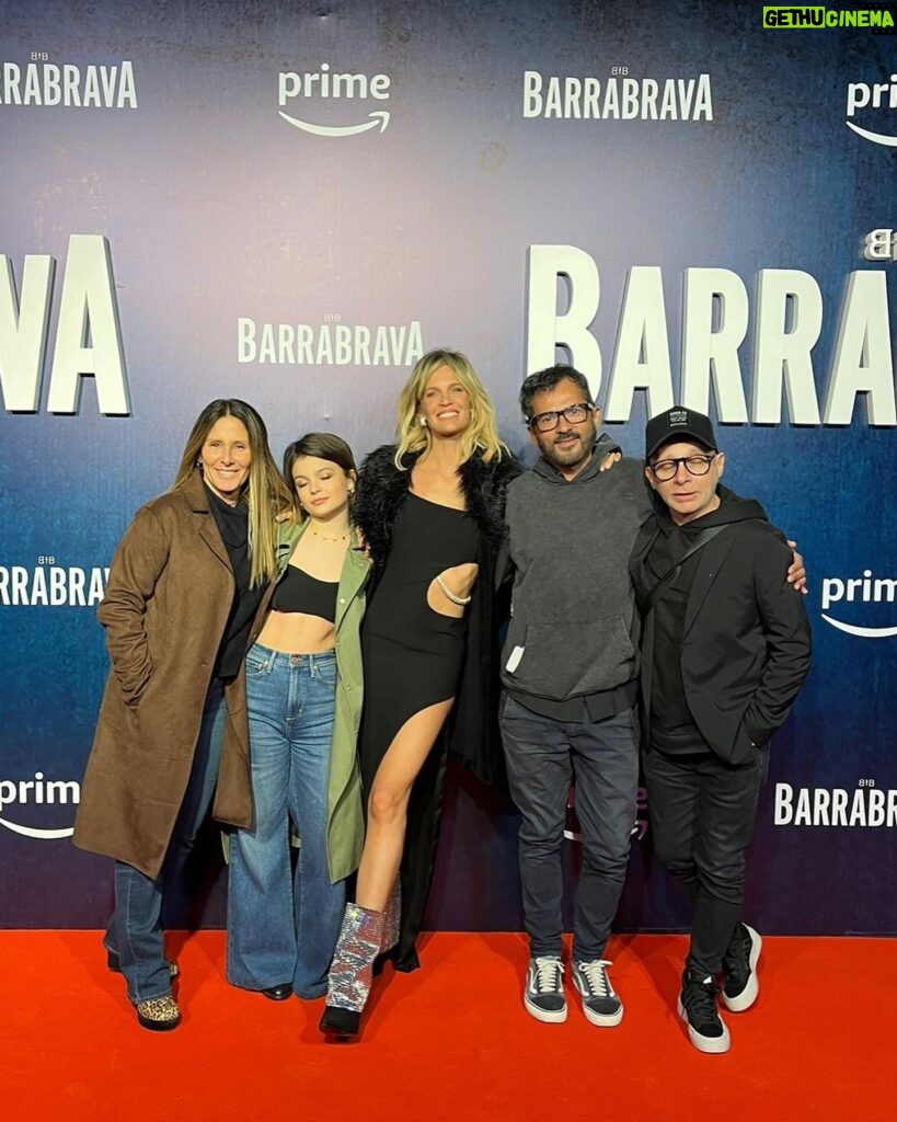 Liz Solari Instagram - Carrete de la Gran Premier de #Barrabrava ❤️‍🔥🎬💃 Gracias @jesusbraceras por confiar en mi para encarnar a Celeste. Felicitaciones a vos, a mis compañeros y a TODO el Gran equipo humano y de talentos que hizo esto posible. Y vos…Prepárate. 23 DE JUNIO @primevideolat Gracias a mi equipo de sueño: Look @_camilaromano St @natcecchinato H @nacholooezfagalde M @rikivalles Joyas @ciprianojoyas Cartera @rya.thelabel Botas @mono.fuk #Premier #TvSerie #PrimeVideo #LizSolari