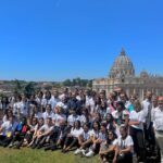 Liz Solari Instagram - Honrada de dar una charla junto a @gastonpauls22 en Roma para los Jóvenes de la Escuela Internacional Laudato Sí’ @scholasoccurrentes enfocada en el cuidado de la Tierra y de compartir este especial espacio con #Bono @u2 quien compartió su sabiduría y humor. Gracias @chrisasinelli @josemariadelcorral por el llamado a compartir nuestro camino de vida y de servicio con las nuevas generaciones. Gracias a Dios por abrir oportunidades para el encuentro, la inspiración, y el intercambio de ideas y la co-creación de un nuevo mundo y a mi amada maestra espiritual por iluminar mi camino @cherchevalier_author . Honoured to give a talk for the International School of Laudato Si @scholasoccurrentes with @gastonpauls22 and share this special time with #Bono @u2 who shared his journey of service, wisdom and humour. Thank God for blessing us with the opportunity for encounter, inspiration to co-create a new world and to my beloved spiritual Teacher @cherchevalier_author for illuminating my path. Ph @clickcollector 🌼 🙏🏻🌎❤️🐾🌱🥳 #Mision #Servicio #Activismo