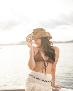 Liza Soberano Instagram - Catching rays with my faves ☀️