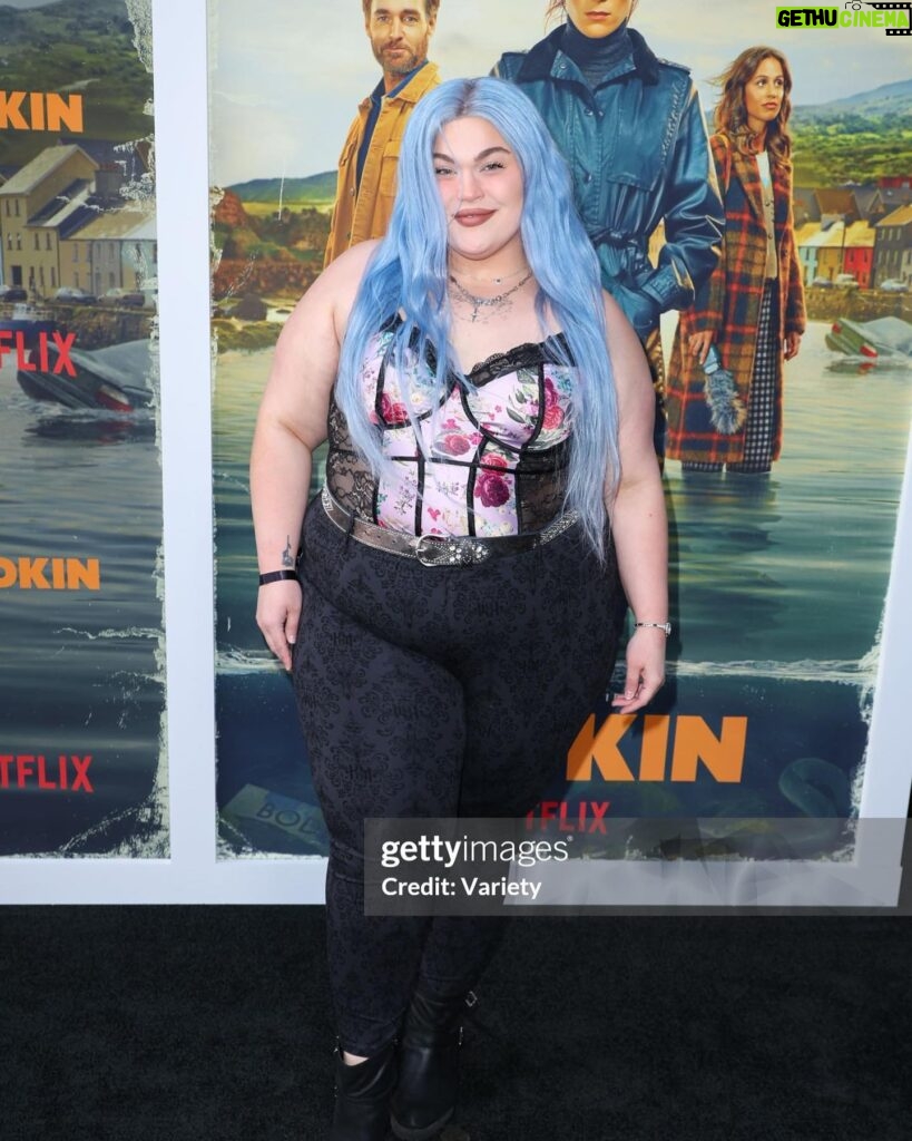 Loey Lane Instagram - Bodkin WORLD PREMIERE baby!!! What a show! A true crime podcast trio that uncovers a deeper mystery hidden in a quiet town in Ireland? You know I can’t wait to watch the rest (on @netflix May 9th heheheheh) thank you thank you for having me 🦋 Top: @torrid Pants: @hottopic Belt & boots: @torrid