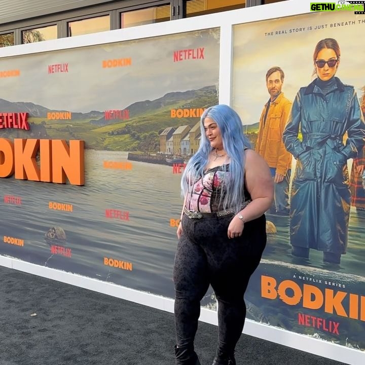 Loey Lane Instagram - Bodkin WORLD PREMIERE baby!!! What a show! A true crime podcast trio that uncovers a deeper mystery hidden in a quiet town in Ireland? You know I can’t wait to watch the rest (on @netflix May 9th heheheheh) thank you thank you for having me 🦋 Top: @torrid Pants: @hottopic Belt & boots: @torrid
