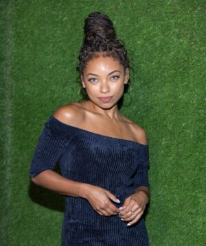 Logan Browning Instagram - Come and talk to me😏

My girl @jenjphoto always gets me together! Jodeci was on at this very moment & I’m classy, but also a riot. I don’t know how she got me to stand still. 🙈#atoasttoblackhollywood @missdiddy #betawards #thebrandgroup